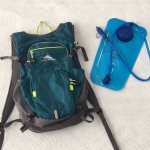 High Sierra HydraHike 16L Pack w/2L Water Bladder